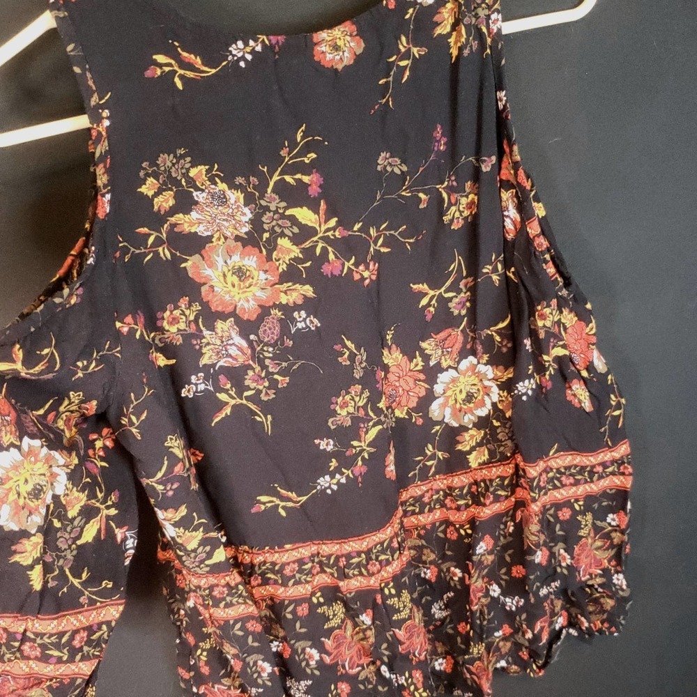 Xhilaration black floral cold shoulder top size M - Picture 5 of 5